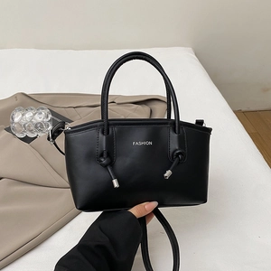 Sac à main trapèze noir minimaliste avec poignée nouée et détails argentés