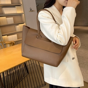 Grande borsa tote marrone caffè con patta per un look da ufficio alla moda