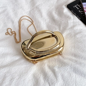 Pochette de soirée dorée brillante en acrylique avec poignée incurvée et bandoulière
