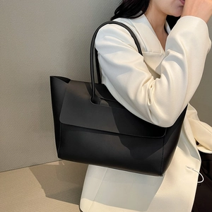 Grande borsa tote classica in pelle nera con patta e doppi manici per donne d'affari