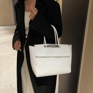 Borsa tote minimalista in pelle bianca da donna con manici superiori e chiusura a patta