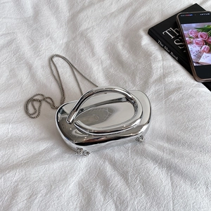 Sac de soirée en acrylique miroir argenté avec poignée arc et bandoulière perles