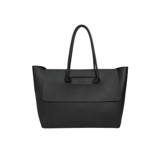 Borsa tote nera in pelle con chiusura a patta e manici rotondi per donna alla moda