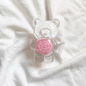 Gros plan du support de téléphone ours en acrylique avec un décor de sucette rose et blanc
