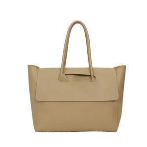 Borsa tote minimalista in ecopelle beige con chiusura a patta per il pendolarismo