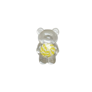 Support de téléphone ours transparent avec accent de bonbon jaune sur fond blanc