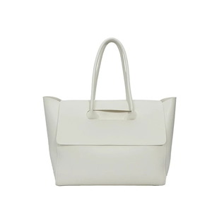 Borsa tote minimalista in pelle bianca con manico strutturato per il pendolare quotidiano