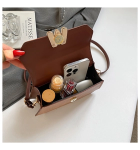 Vue de dessus de l'intérieur d'un sac tressé caramel avec espace pour maquillage