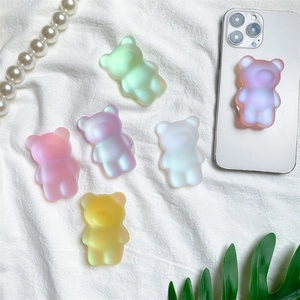 Support de téléphone ours coloré mat avec dégradé de couleurs sur tissu blanc