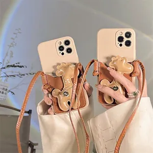 Coque luxe girafe en cuir avec bandoulière et breloque LOVE dorée pour votre iPhone