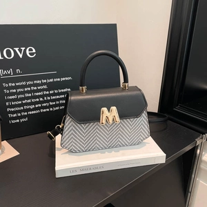 Sac à main bicolore moderne avec motif monochrome et détail métallique doré en M