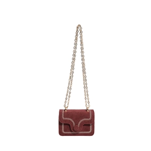 Mini sac bandoulière bordeaux en daim avec chaîne dorée et coutures blanches décoratives