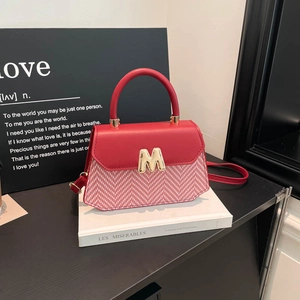 Petit sac à main rouge élégant avec boucle dorée en M et détails de texture géométrique