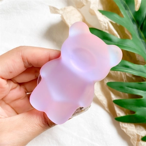 Gros plan d'un support de téléphone ours dégradé rose et violet au fini mat givré
