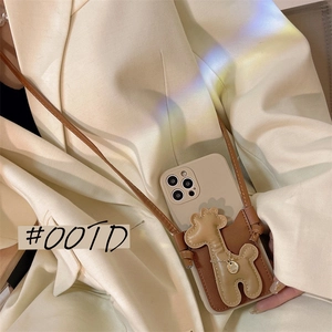 Détail de la coque iPhone avec porte-carte girafe et bandoulière mince en similicuir