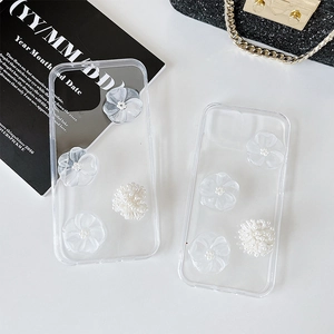 Coque iPhone transparente avec fleurs 3D blanches et perles sur fond minimaliste
