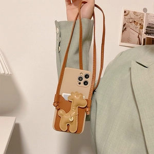 Détail de coque de téléphone bandoulière avec porte-carte girafe kaki et longue sangle réglable