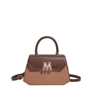 Bruine contrast crossbodytas met visgraattextuur en metalen M-logo op de flap