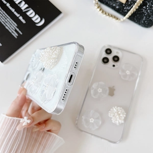 Vue détaillée de la coque iPhone transparente avec fleurs 3D en résine et perles