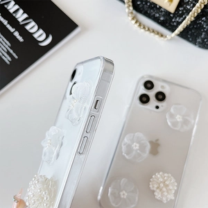 Détails de coque iPhone transparente avec fleurs 3D en résine et perles blanches