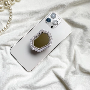 Dettaglio supporto specchio ottagonale per telefono con perle e strass su cellulare