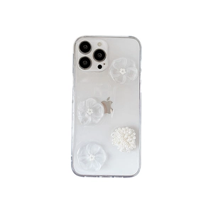 Coque iPhone florale avec fleurs en résine blanche et perles sur silicone transparent