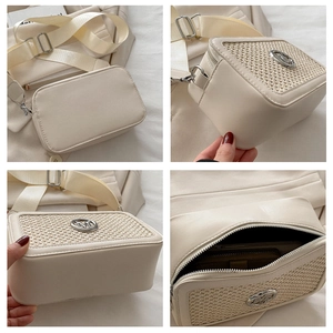 Dettaglio della borsa beige che mostra la trama patchwork, il logo in metallo e l'interno
