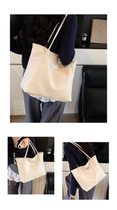 Détail du grand sac cabas beige avec texture grainée et logo métallique sur la bandoulière