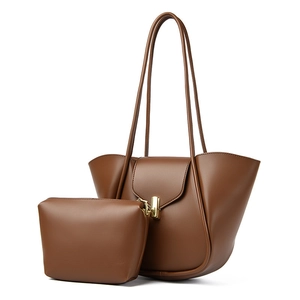 Ensemble de sacs à bandoulière en cuir marron avec boucle dorée et pochette assortie
