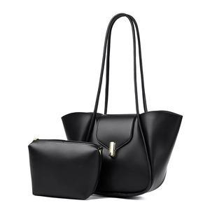 Ensemble sac cabas noir élégant avec boucle dorée et pochette assortie en cuir