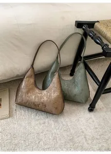 Dettaglio borse a spalla a pieghe in tonalità bronzo metallizzato e verde salvia