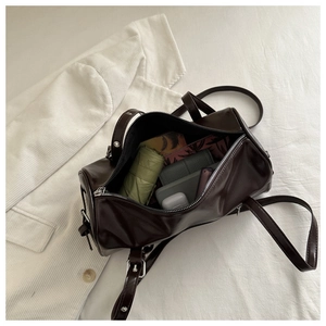 Draufsicht der geräumigen dunkelbraunen Bowling-Tasche mit Doppelgriffen und Reißverschluss