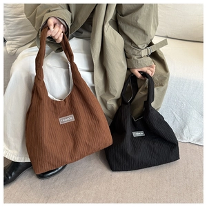 Détails des grands sacs fourre-tout plissés en marron et noir avec étiquettes de mode