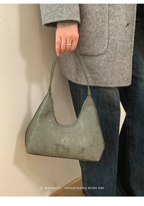 Dettaglio della borsa hobo grigio-verde con trama pieghettata e logo Jianxiong
