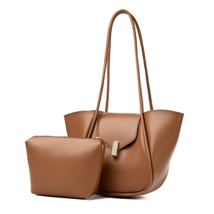 Conjunto de bolso tote marrón en ecopero con solapa y hebilla de metal dorado