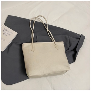 Détail du sac fourre-tout blanc crème montrant la texture grainée du simili cuir