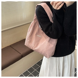 Détail du sac fourre-tout rose plissé avec étiquette FASHION en style de vie