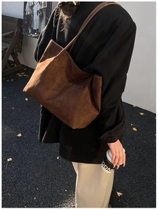 Close-up of retro brown suede tote bag featuring high-capacity design and minimalist style