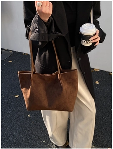 Dettaglio della borsa tote in pelle scamosciata marrone scuro con finitura vintage