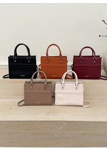 Dettaglio di borse tote in pelle testurizzata disponibili in cinque colori alla moda