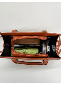 Vista interna della borsa tote in pelle con scomparti spaziosi per oggetti essenziali