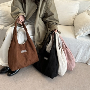 Chic wrinkled canvas tote bag in four colors with Fashion label for everyday use