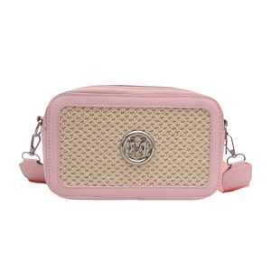 Sac bandoulière rose avec texture tissée et logo M argenté sur fond blanc immaculé