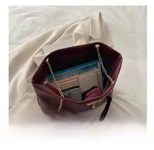 Vue détaillée d'un grand sac cabas bordeaux montrant sa capacité pour tablette et portefeuille