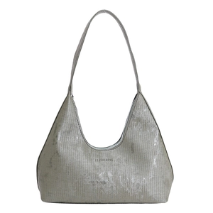 Sac à bandoulière argenté minimaliste avec texture rayée et finition métallique