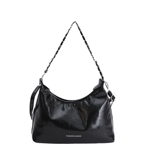 Sac hobo noir brillant avec chaîne en métal et bandoulière réglable pour femmes