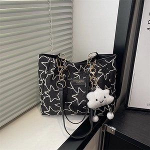 Elegante borsa tote nera con ricami di stelle bianche e manico a catena dorata
