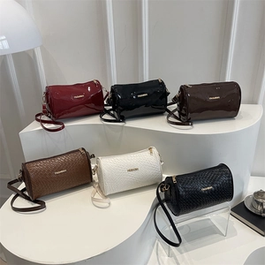Sacs tonneaux chic en cuir verni et tressé avec détails dorés FASHION et bandoulière