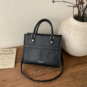 Borsa tote in pelle nera con motivo litchi, doppi manici e tracolla regolabile
