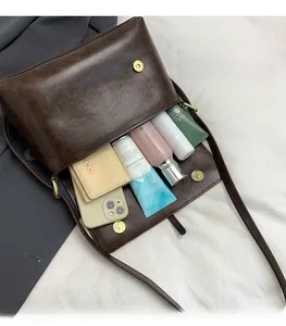 Dettaglio dell'interno spazioso della borsa a tracolla in pelle marrone vintage
